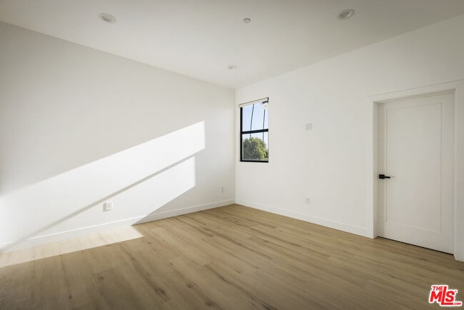 Building Photo - 2651 Vineyard Ave