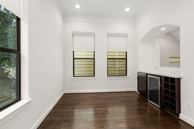 Building Photo - 742 W 24th St