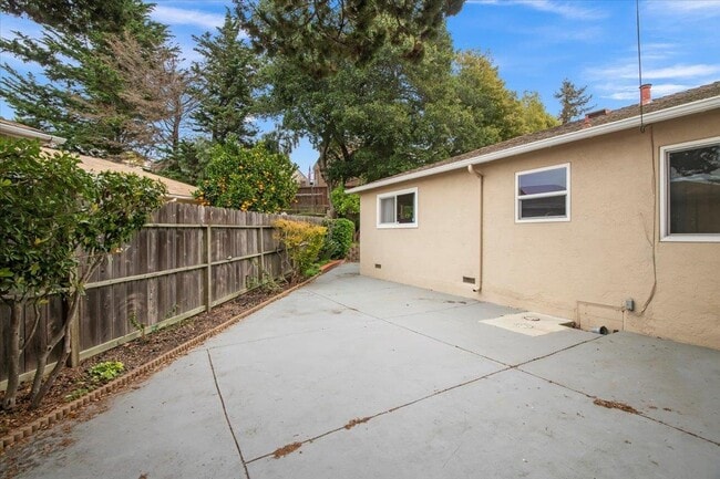 Building Photo - 18500 Crest Ave