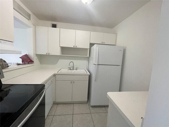 Building Photo - 10389 N Kendall Dr