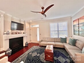 Building Photo - 833 W 4th St