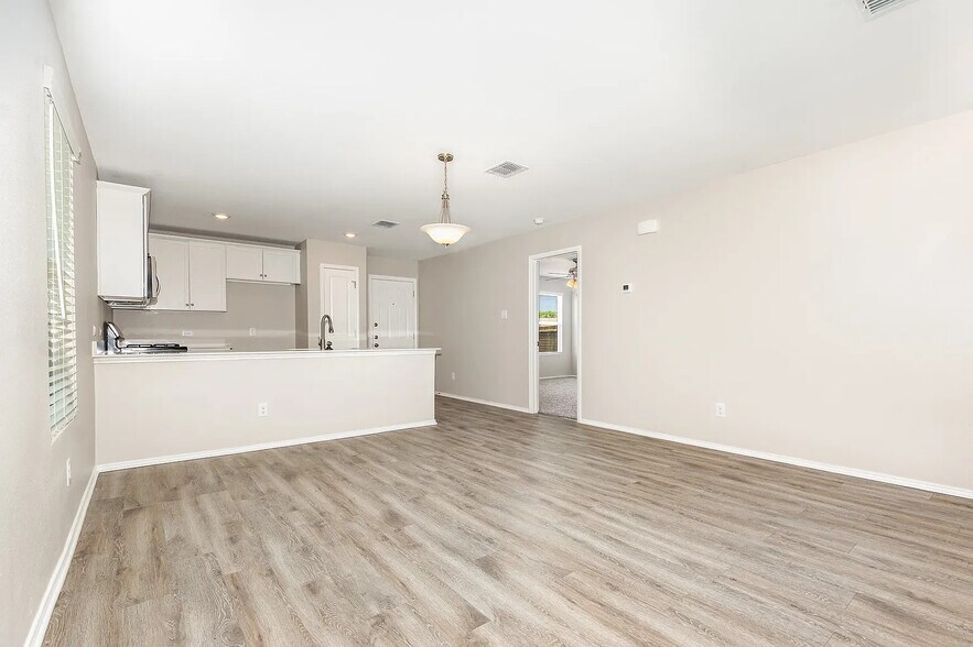 Building Photo - 7601 Bluebell Ln
