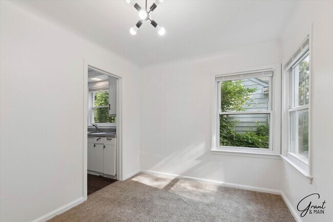 Building Photo - 3 Bedroom - 1 Bath- $1,150.00