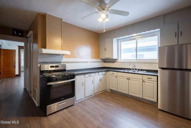 Building Photo - 22 Swan St