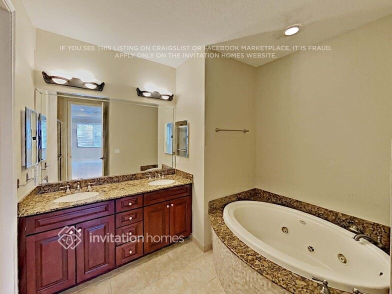 Building Photo - 4579 Artesa Way S