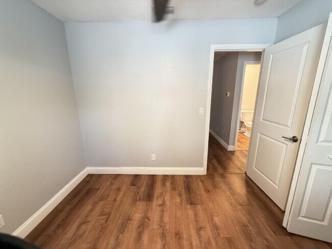 Building Photo - Charming 2-Bed Duplex in Tampa with Modern...