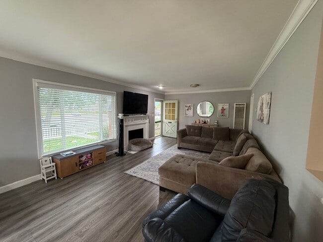 Building Photo - SPACIOUS 3 BEDROOM / 1.5 BATH HOME IN LOS ...