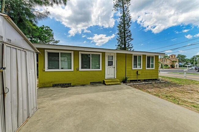 Building Photo - Cozy and stylish duplex in Bradenton, your home away from home! Pet friendly