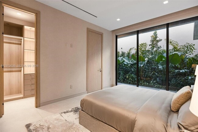 Building Photo - 723 NE 77th St