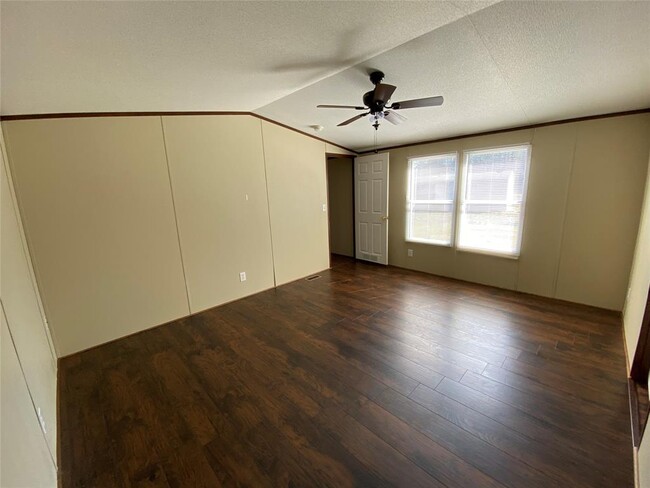 Building Photo - 101 Maple Ln