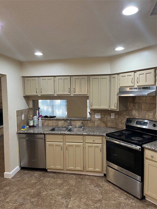 Building Photo - 7010 Pickett Dr