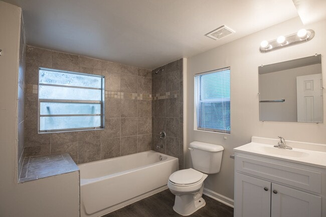 Building Photo - Spacious 3 Bedroom, 2 Bathroom Lower Level...