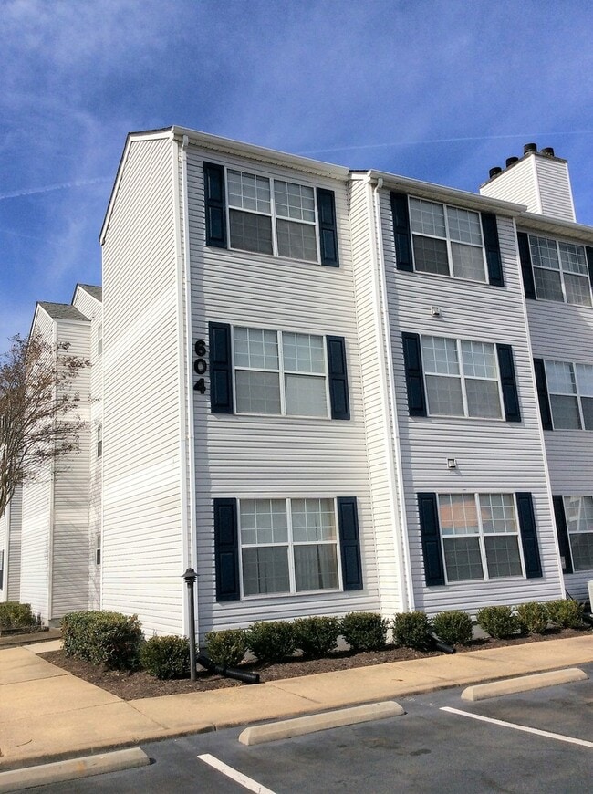 Building Photo - Two-Bedroom Condo in the Beach Borough!