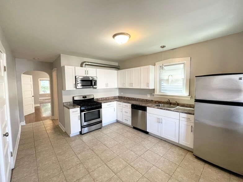 Building Photo - 2930 N Hamlin Ave