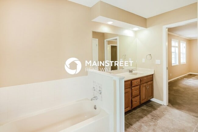 Building Photo - 4 Bedroom Pet-Friendly Home in Lansing, KS with Main Street Renewal