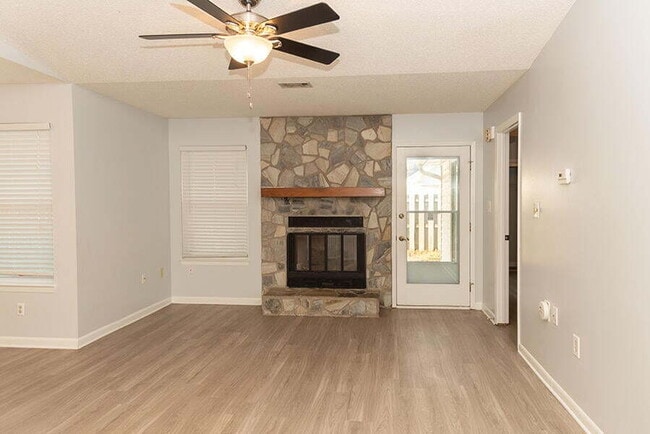 Building Photo - "Charming 3-Bedroom Retreat in Mary Esther!"