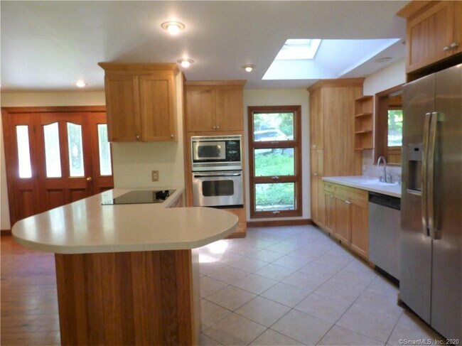 Building Photo - 5 Candlewood Lake Dr