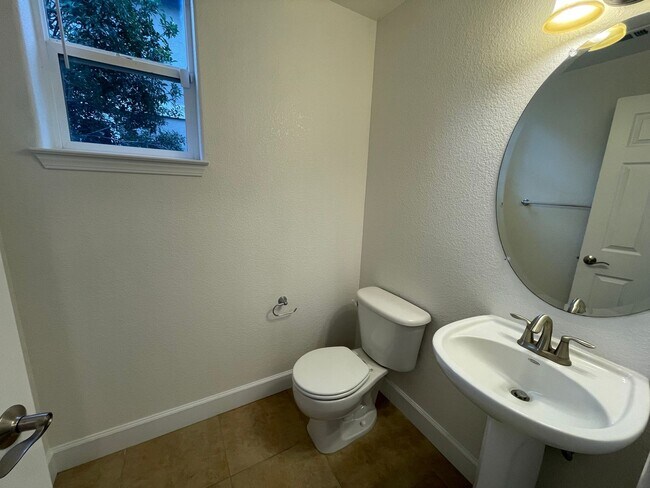 Building Photo - 3 Bedroom / 3 Bathroom in North Reno Near UNR