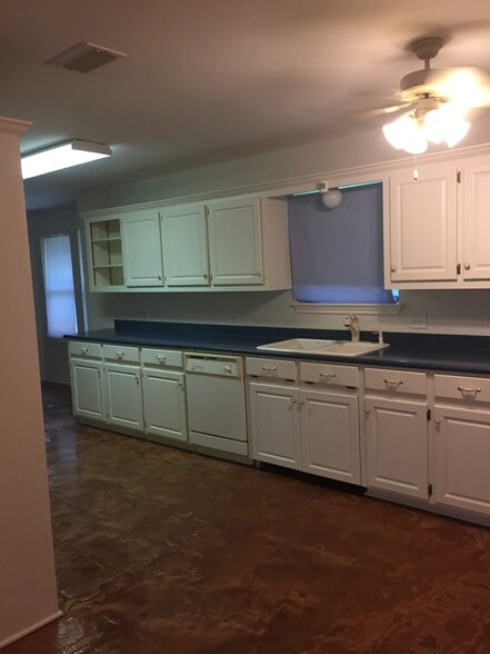 Kitchen - 1101 Northwood Dr
