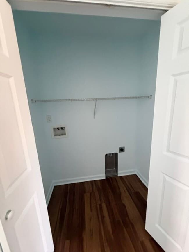 Building Photo - 3 Bedroom 2 Bathroom in a Tri-plex