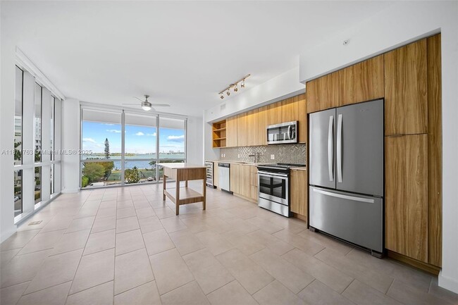 Primary Photo - 2150 N Bayshore Dr