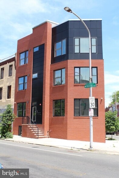 Building Photo - 3017 Ridge Ave