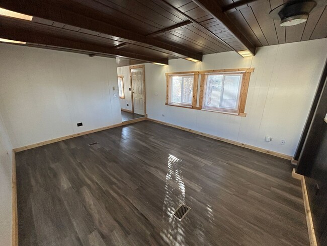 Building Photo - 2 Bedroom 1 Bath Updated Mobile Home in A & J Mobile Home Park