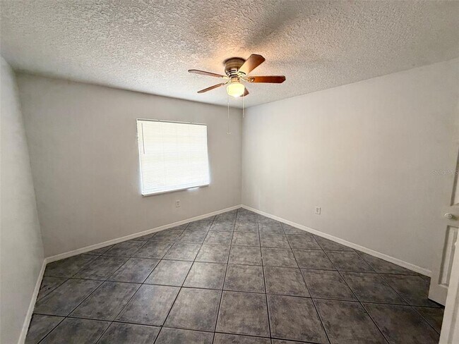 Building Photo - 542 W Lake Deer Dr