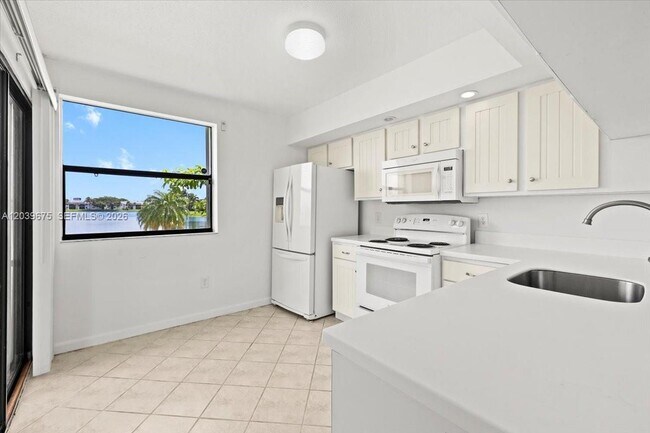 Building Photo - 999 Hamilton Dr