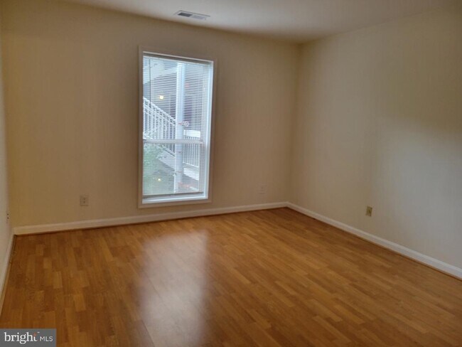 Building Photo - 3178 Summit Square Dr