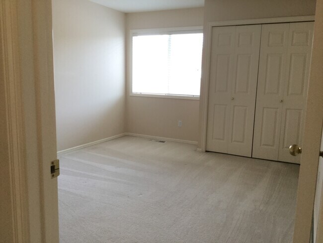 Building Photo - RARE OPPORTUNITY - 4 beds and 2.5 bath in ...
