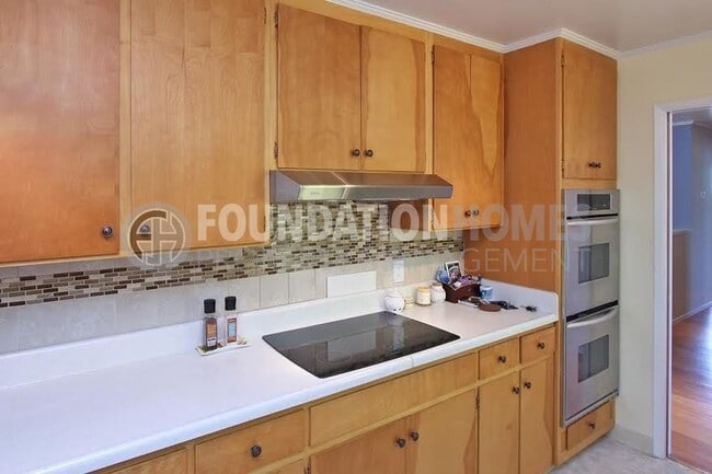 Building Photo - Santa Venetia Charmer 3BD+/2BA-Pool- FOUND...