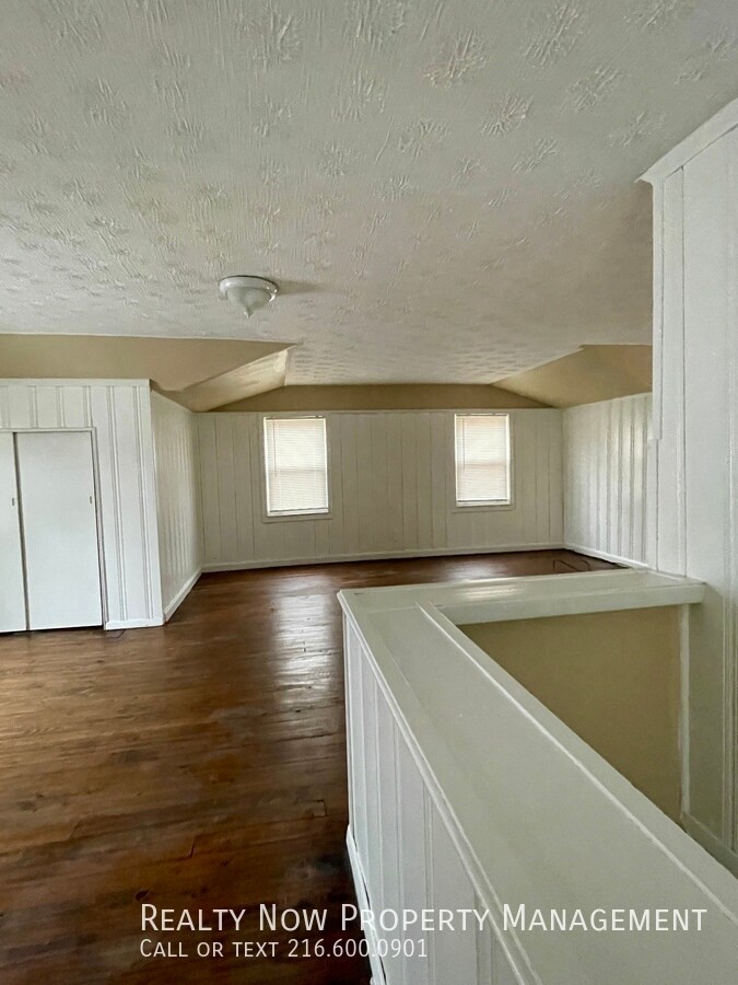 Building Photo - 5333 Hollywood Ave