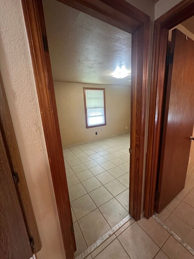 Building Photo - 16881 Beau-Kay Dr