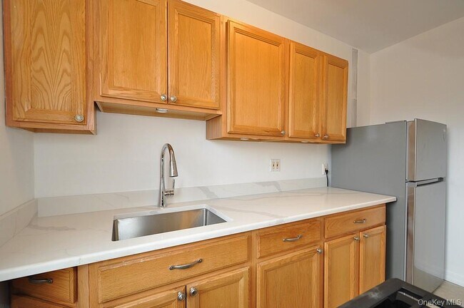 Building Photo - 180 Garth Rd