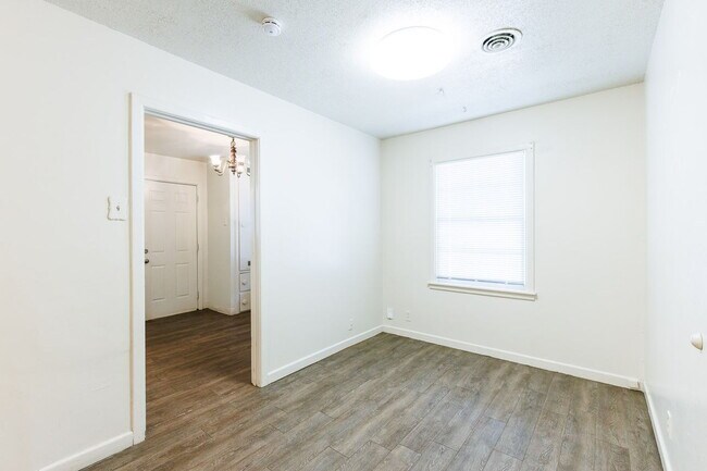 Building Photo - Charming 3 bedroom