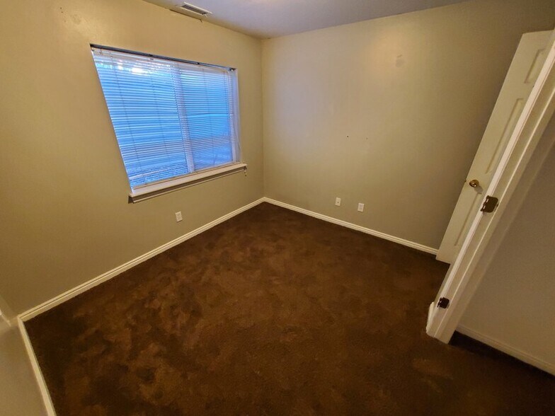 Building Photo - 342 600 W