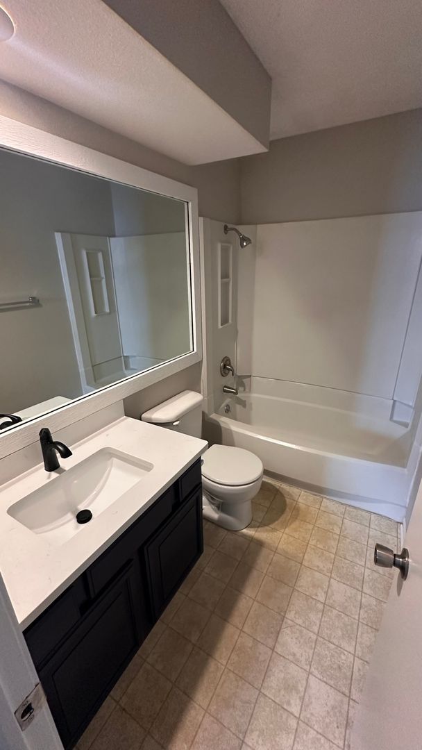 Building Photo - $1195 - 3 bed 2 bath - Apartment located i...