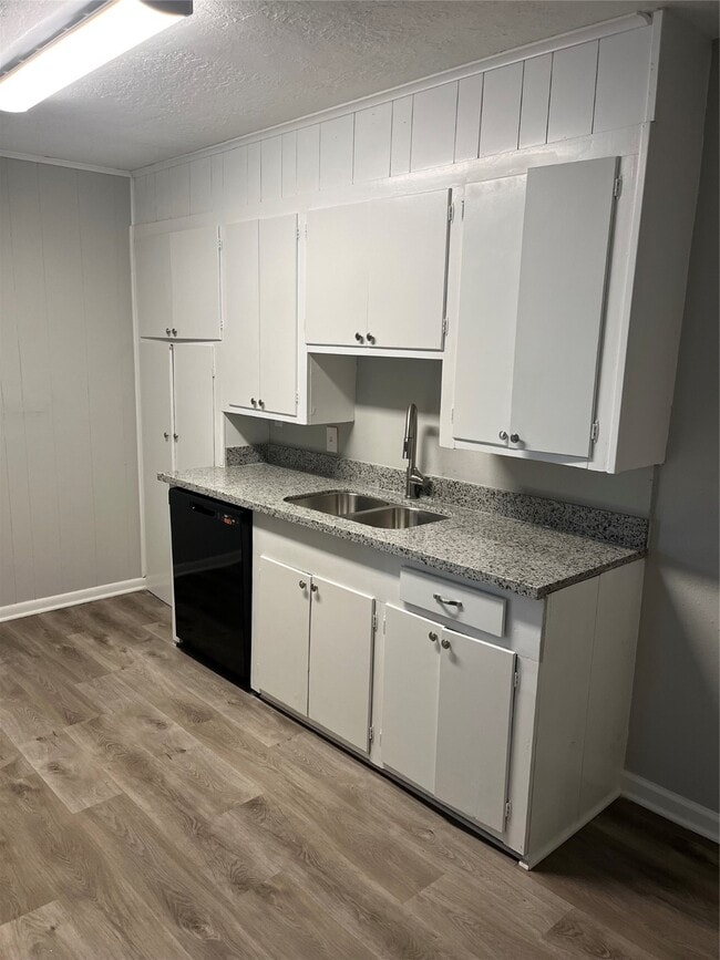 Building Photo - 7202 Carver Ave