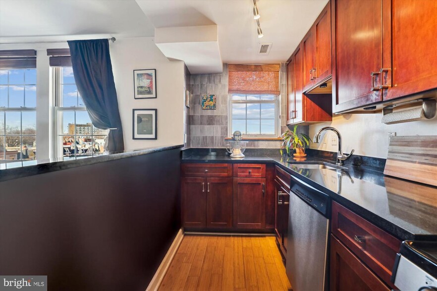 Kitchen - 1417 Newton St NW