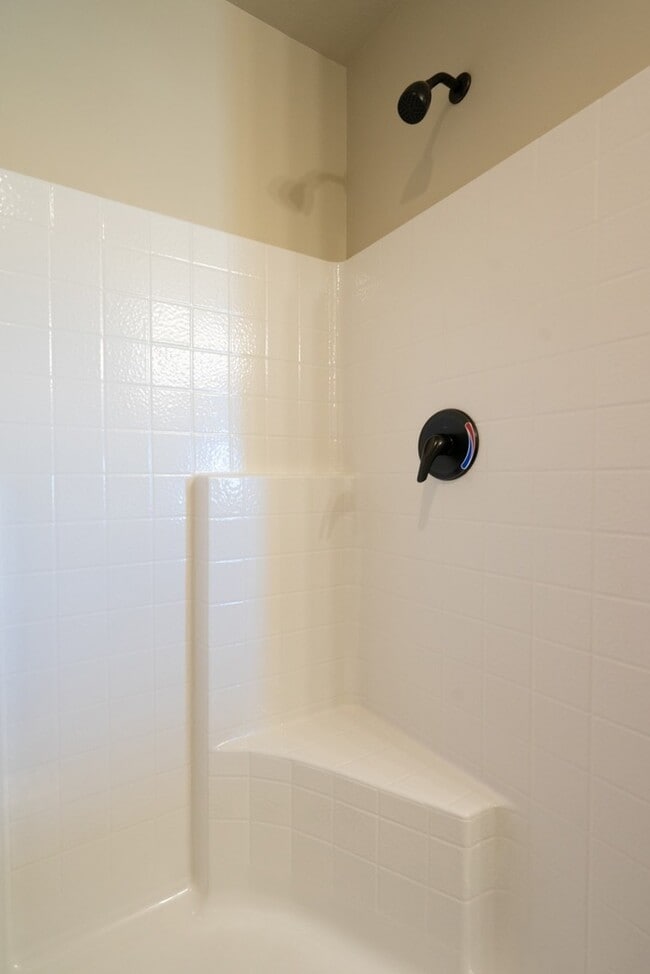Building Photo - 3 Bedroom Townhome in Prime Washington Com...