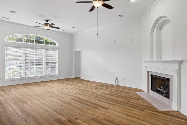 Building Photo - Large townhome in the Desirable Southbridge Community