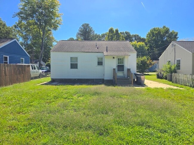 Building Photo - CHARMING 2 BEDROOM SINGLE FAMILY