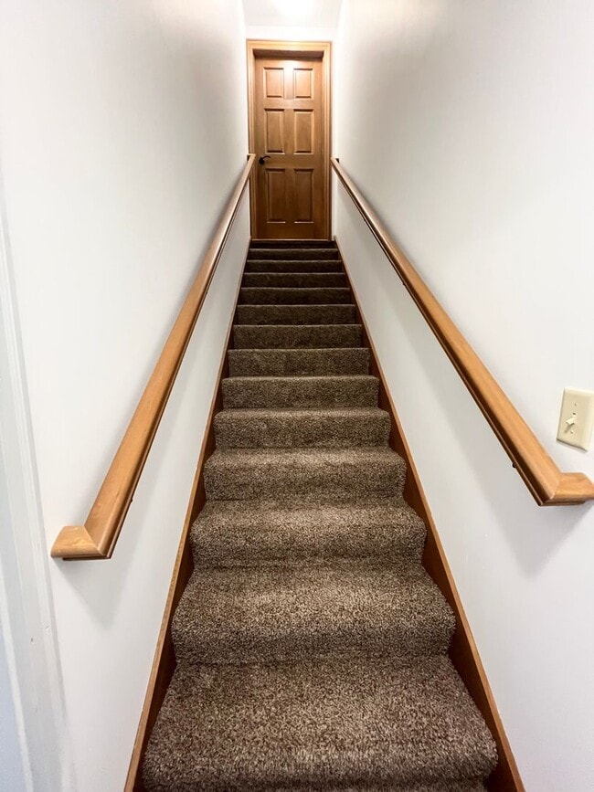 Building Photo - NEW LISTING! 3 Bedroom home