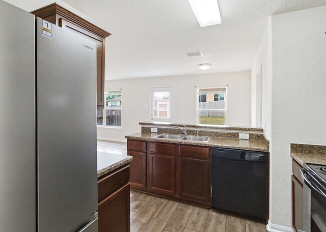 Building Photo - Charming 3-bedroom, 2-bath home located in the gated community of Southern Hills!