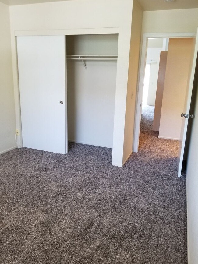 Building Photo - Two Bedroom Condo w/Loft  Sinsheimer Neigh...
