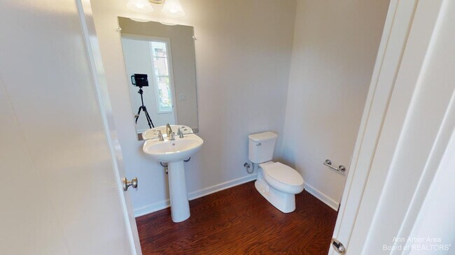 Building Photo - 2704 S Spurway Dr