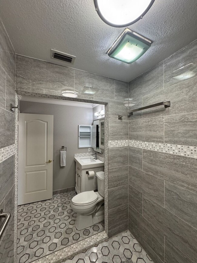 Building Photo - 1762 River Oaks Cir
