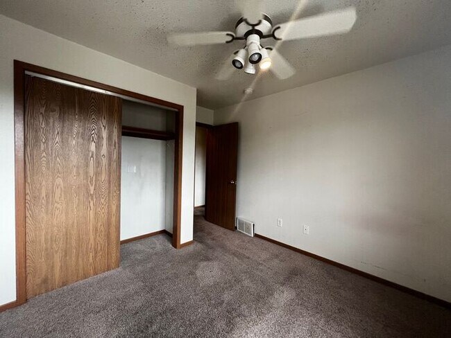 Building Photo - $825 | 2 Bedroom, 1 Bathroom Apartment | N...