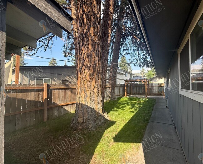 Building Photo - 112 SE McKinley Ave